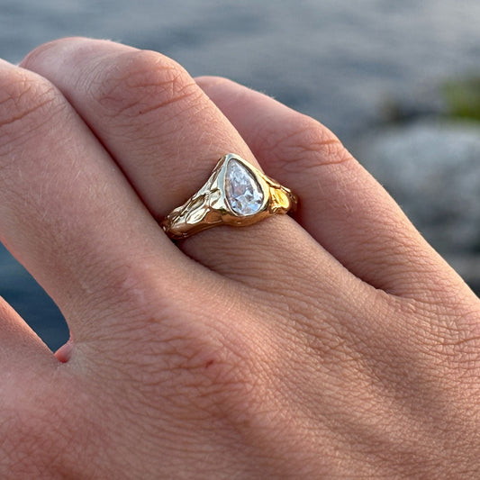 Engagement Dainty Pear
